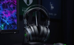 Te słuchawki fizycznie "kopią" w uszy. Poznajcie Razer Nari Ultimate