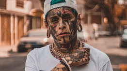 Sokan azt hiszik, ő maga az ördög: a férfi, akinek több mint 160 tetoválása van – Ám nem ez az egyetlen bizarr dolog a testén (18+)