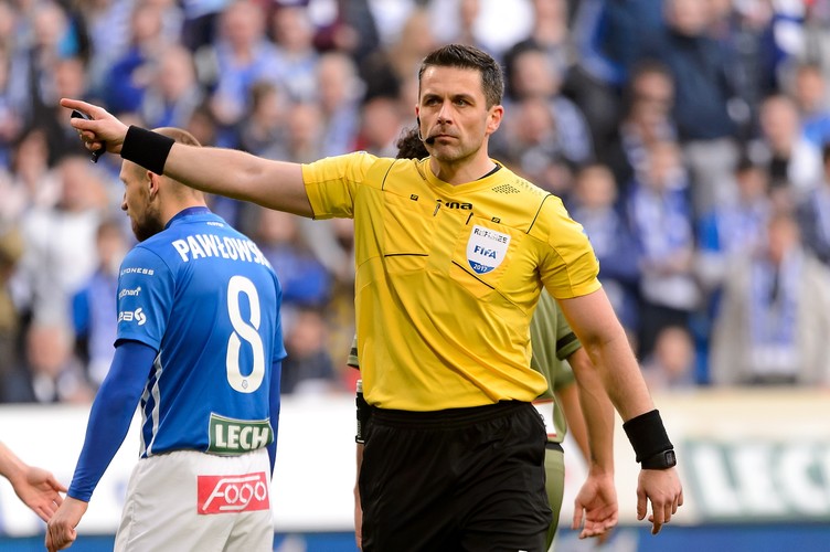 Sędzia główny Daniel Stefański podczas meczu piłkarskiej Ekstraklasy: Lech Poznań - Legia Warszawa