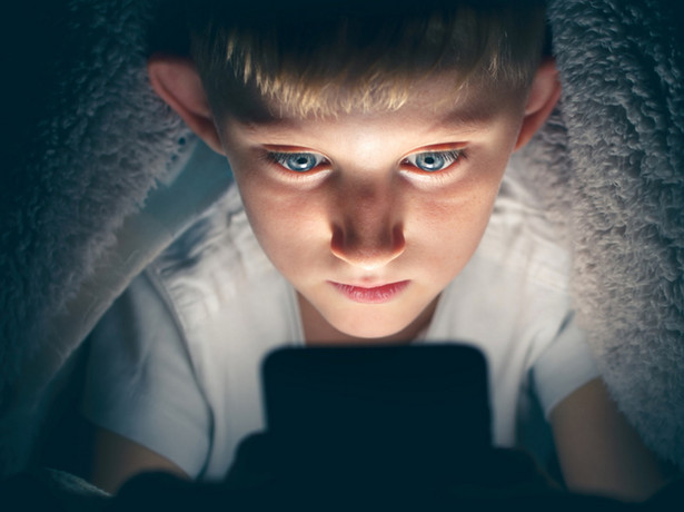 Używanie smartfona przez dziecko. Jak wpływa na jego rozwój?