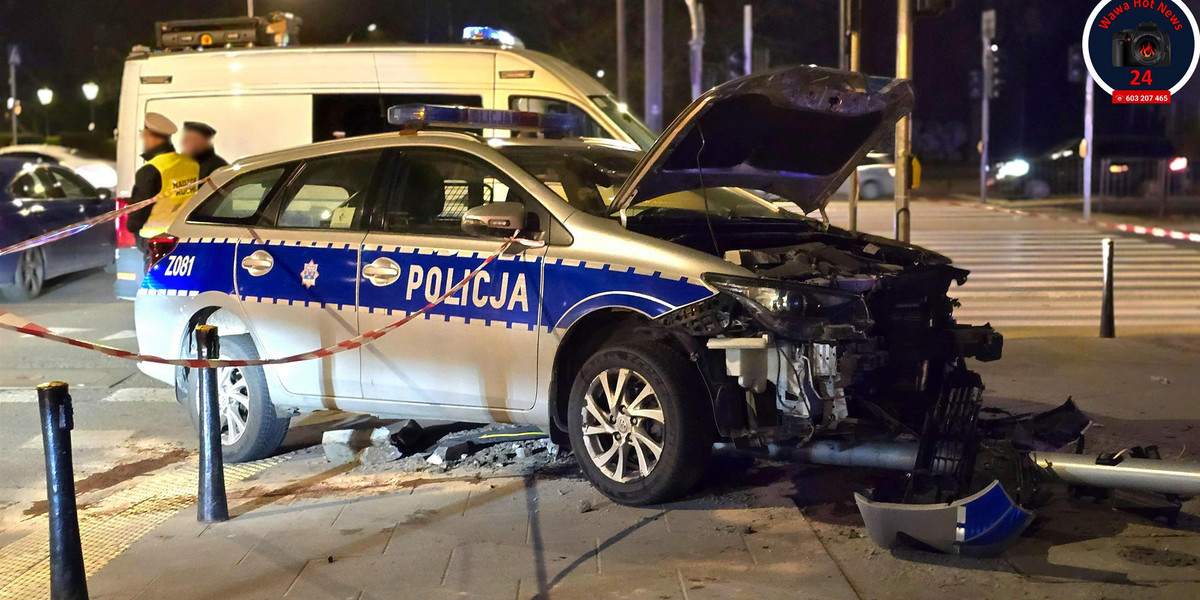 Niebezpieczny finał pościgu ulicami Warszawy. Dwa rozbite radiowozy, jedna osoba trafił do szpitala.