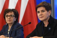 Rzecznik rządu Elżbieta Witek i premier Beata Szydło na konferencji prasowej nt. programu Rodzina 500+. 1 grudnia 2015 r.