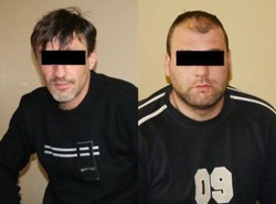 Skatowali 64-latka i grozili bronią