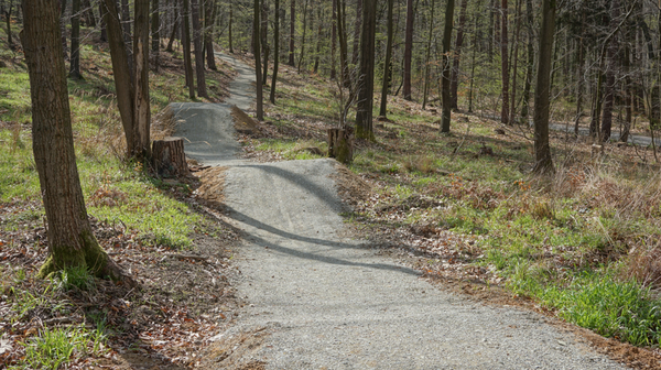 Różnorodność tras robi wrażenie - od szybkich singletracków, przez leśne dukty, aż po strome, górskie odcinki. 