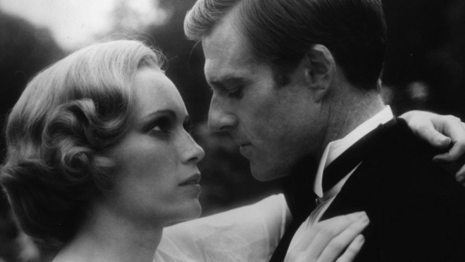 Mia Farrow i Robert Redford w filmie "Wielki Gatsby" z 1973 r.