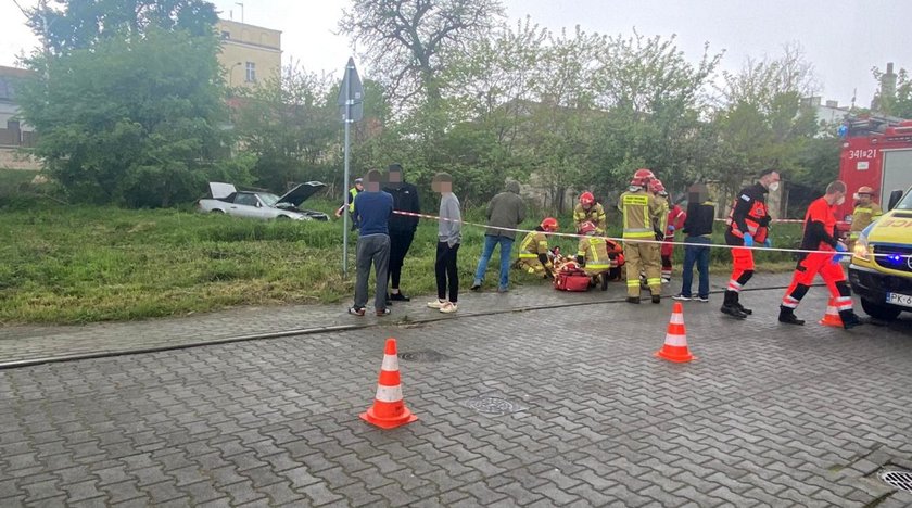 Staranował autem płot i spadł ze skarpy. 