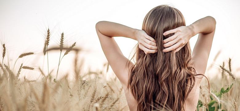 Peeling skóry głowy – dzięki niemu twoje włosy odżyją i będą rosły jak szalone 