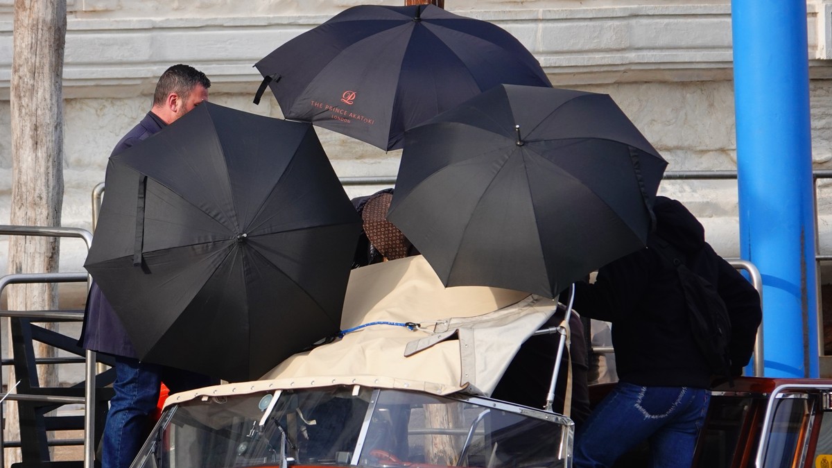 Madona krila lice iza kišobrana, ali smo videli kako izgleda bez šminke u 68. godini