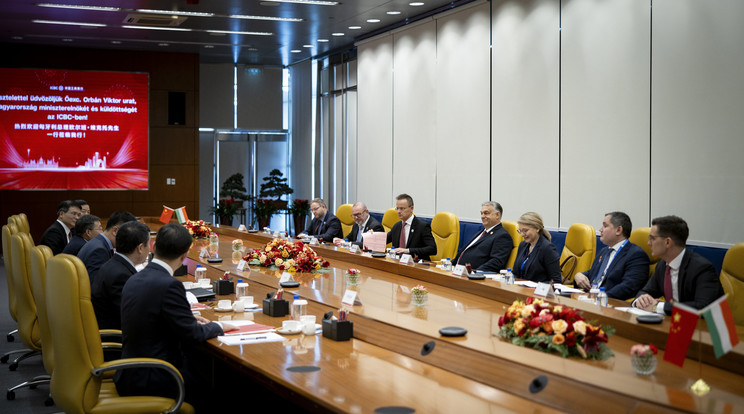 Orbán Viktor miniszterelnök (j4) a Kínai Ipari és Kereskedelmi Bank (ICBC) vezetőivel tárgyal Pekingben 2023. október 18-án. Orbán Viktorral szemben Csen Sze-king, az ICBC elnöke (b4), mellette Szijjártó Péter külgazdasági és külügyminiszter (j5), Lantos Csaba energiaügyi miniszter (j6), Orbán Balázs, a miniszterelnök politikai igazgatója (j7) és Nagy Márton gazdaságfejlesztési miniszter (j2). /Fotó: MTI/Miniszterelnöki Sajtóiroda/Fischer Zoltán