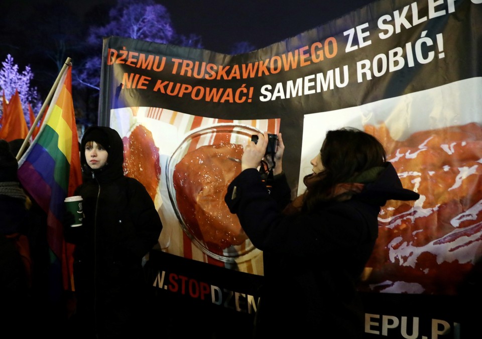 18113153 - WARSZAWA PROTEST KOBIET MIARKA SIĘ PRZEBRAŁA (protest kobiet)