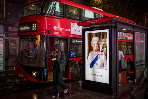 Plakat na przystanku autobusowym upamiętniający brytyjską królową Elżbietę II.