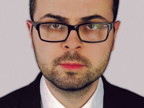 <strong>9. Mikołaj Małecki</strong>
<br></br>
prezes Krakowskiego Instytutu Prawa Karnego 
<br></br>
Kiedy Ministerstwo Sprawiedliwości na fali słomianego zapału do walki z pedofilią forsowało dużą reformę kodeksu karnego, działo się to w tak szybkim tempie, że posłowie nawet nie bardzo wiedzieli, nad czym głosują. Nie umniejszając zasług innych ekspertów, to zespół Krakowskiego Instytutu Prawa Karnego w błyskawicznym tempie opracował dwie ekspertyzy punktujące liczne błędy, absurdy i niedoróbki. Niektóre były na tyle poważne, że prezydent nie mógł ich zignorować i nie pozostało mu nic innego jak skierować ustawę do Trybunału Konstytucyjnego. 
<br></br>
Choć opinie, które pogrzebały (przynajmniej chwilowo) reformę k.k. były pracą zespołu (w jego skład wchodzili też dr hab. Agnieszka Barczak-Oplustil, dr Wojciech Górowski, dr Mikołaj Iwański, dr Witold Zontek, dr Szymon Tarapata, prof. Włodzimierz Wróbel i mgr Jacek Duda), to liderem był właśnie dr Małecki. Prawem karnym materialnym żyje na okrągło, nieustannie rozważając rzeczywistość przez pryzmat prawa karnego. Oczywiście z pozycji dogmatycznych. 
<br></br>
PSz