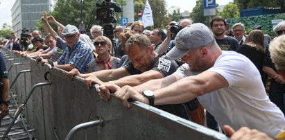 Protest przed Sejmem. Zaatakowali ojca premiera