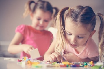 Kislányom lenyelt egy pici legót - mire figyeljek? Az orvos válaszol