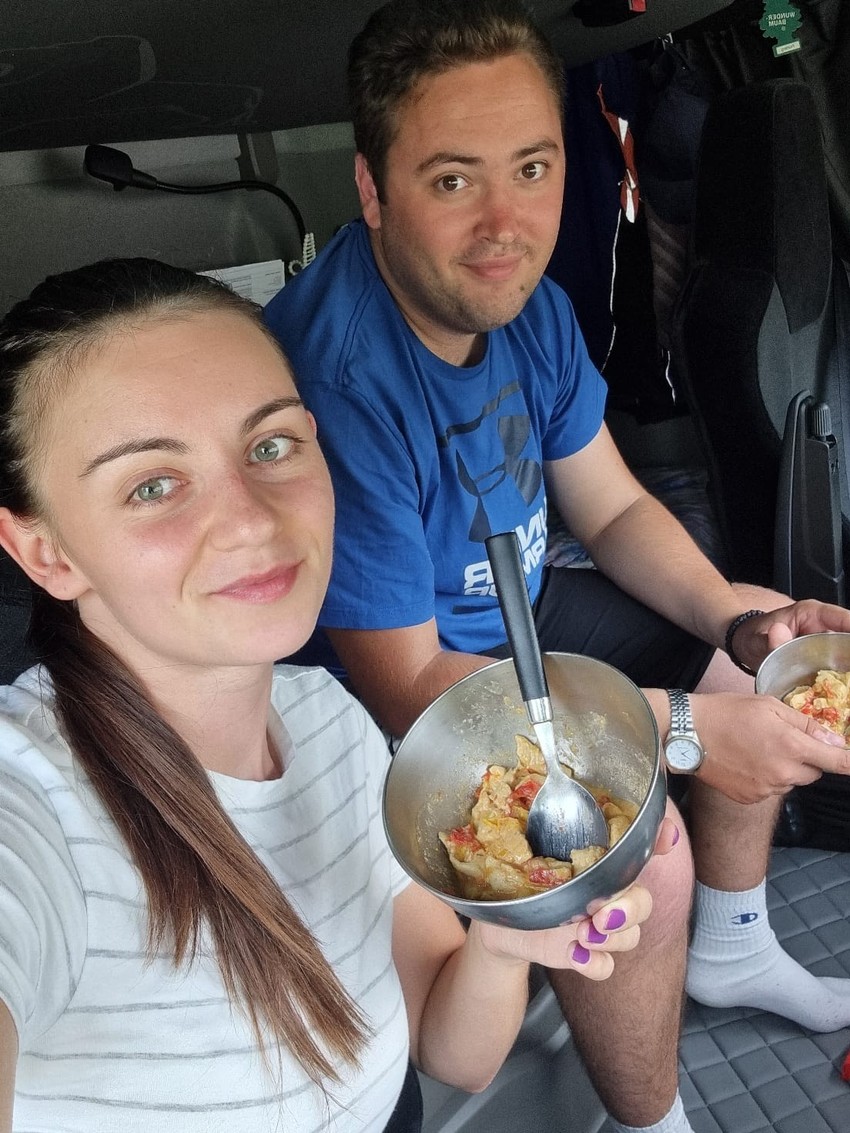 Tamara i suprug kuvaju hranu i u kamionskoj kabini