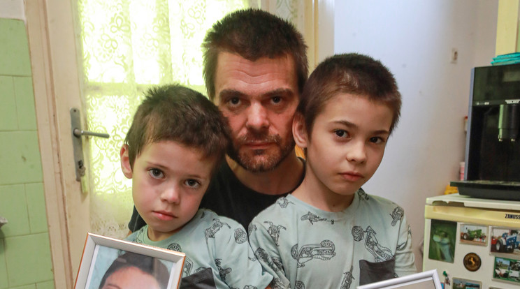 Csaba és két gyermeke gyászolja Krisztinát, aki méhnyakrákban hunyt el /Fotó: Grnák László