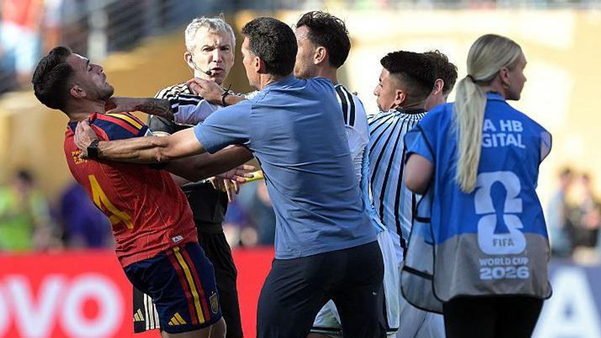 Argentinski fudbaler Leandro Paredes napao je španskog igrača Erika Garsiju posle finala Svetskog prvenstva | Foto: Getty Images