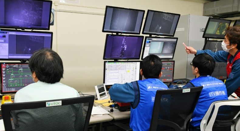 The withdrawal of nuclear fuel is a delicate operation for the Tokyo Electric Power Co