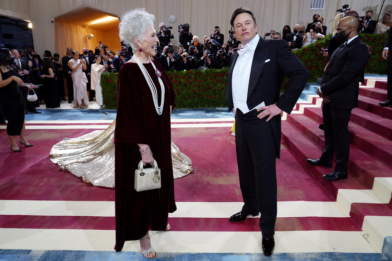 Mama Elona Muska Maye oraz Elon Musk podczas Met Gala w Nowym Jorku,, maj 2022 r. 