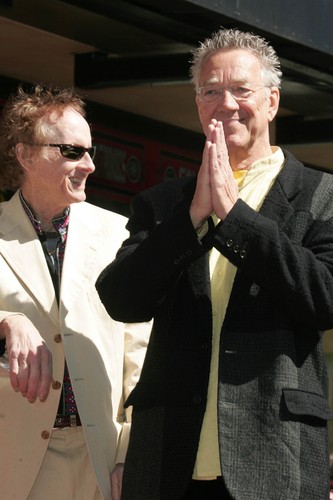 Robby Krieger i Ray Manzarek podczas odsłonięcia gwiazdy The Doors na Hollywood Walk of Fame w 2007 roku