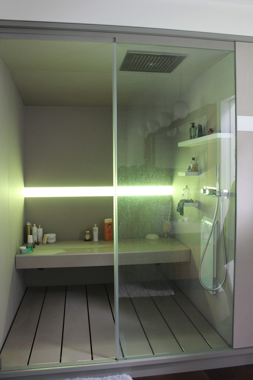 Die Dusche erstrahlt auch in grünem Licht.