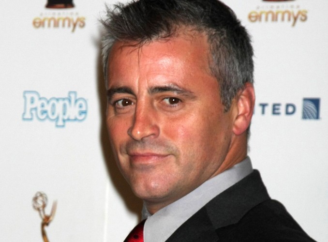 Miejsce 9. 'Episodes' Pamiętacie Matta LeBlanca, odtwórcę roli Joe'ego w serialu 'Przyjaciele'?. W nowym sitcomie 'Episodes' aktor zagrał ... samego siebie. Choć produkcja niestety nie weszła jeszcze na polskie ekrany, prezentowana przez nią konfrontacja amerykańskiego i brytyjskiego humoru jest godna plecenia