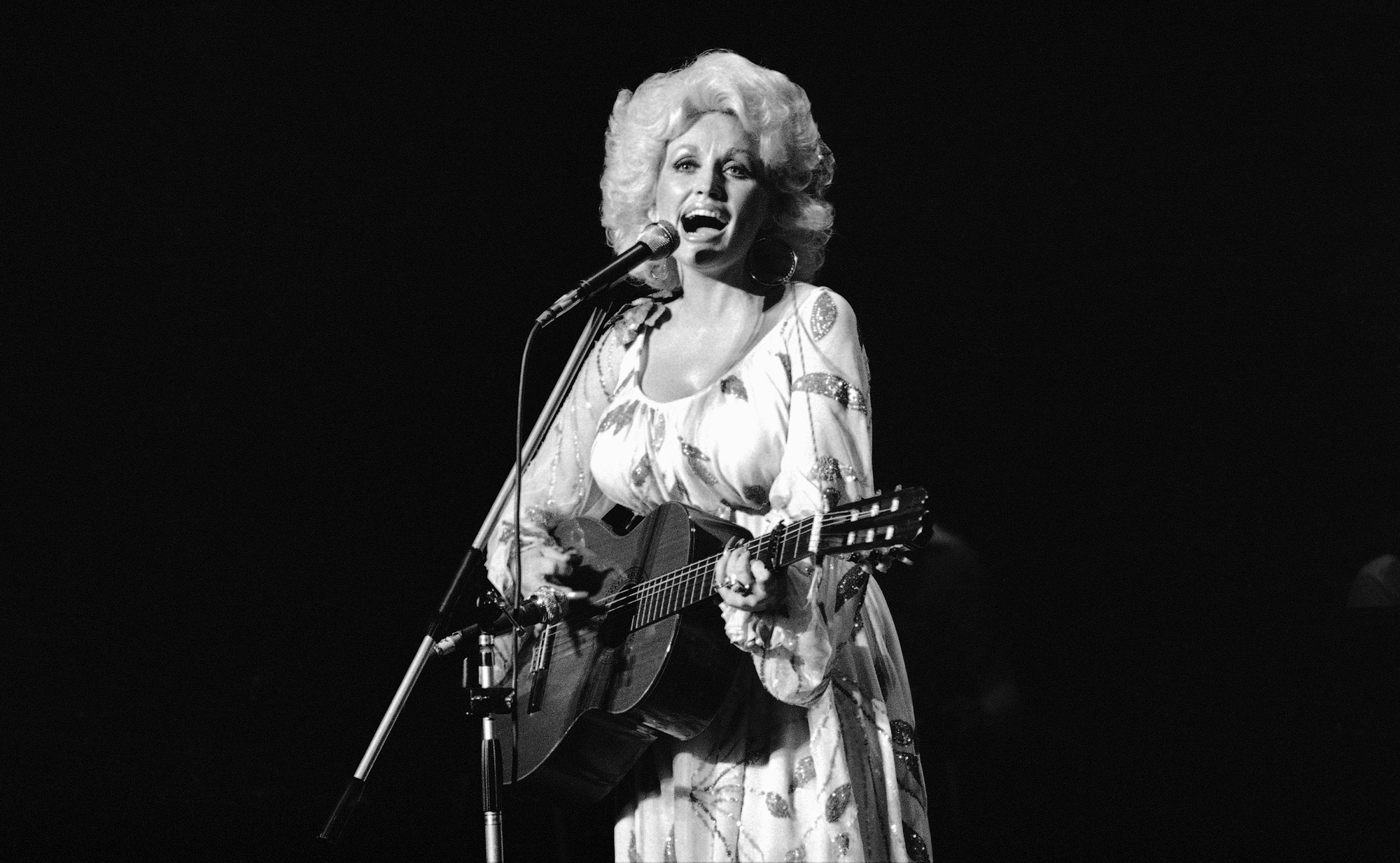 Zomrela speváčka Dolly Parton.