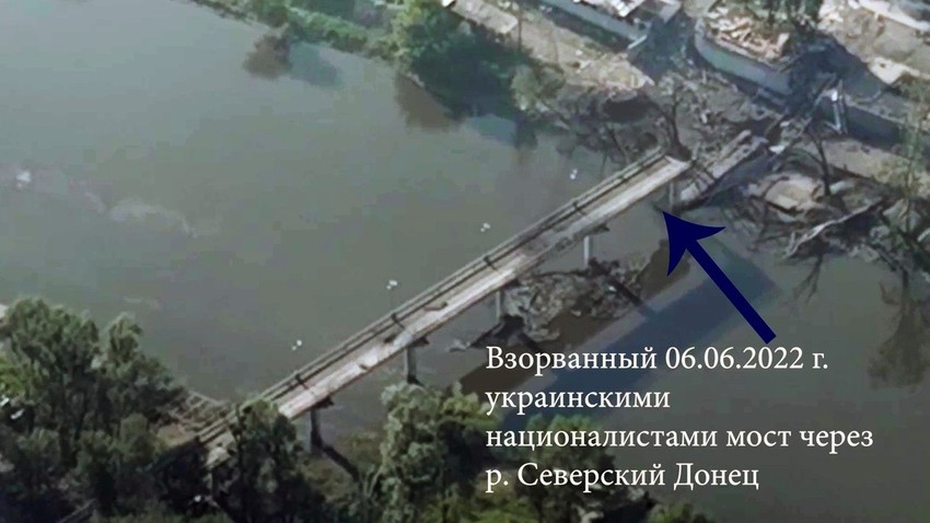 Razneti most kod Severodonjecka na fotografiji od 6. juna