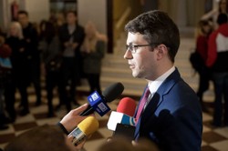 Jesienią powrót obostrzeń? "W Polsce musi się odbyć trudna dyskusja"