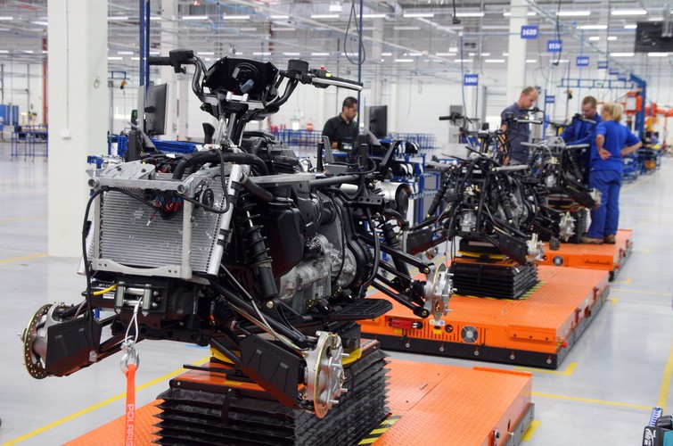 Produkcja seryjna pojazdów ma ruszyć w połowie września 2014 r. W pierwszej kolejności produkowane będą quady. Produkcja pozostałych pojazdów (RZR i Ranger) rozpocznie się pod koniec roku. <br><br>(mgo) PAP/Krzysztof Świderski