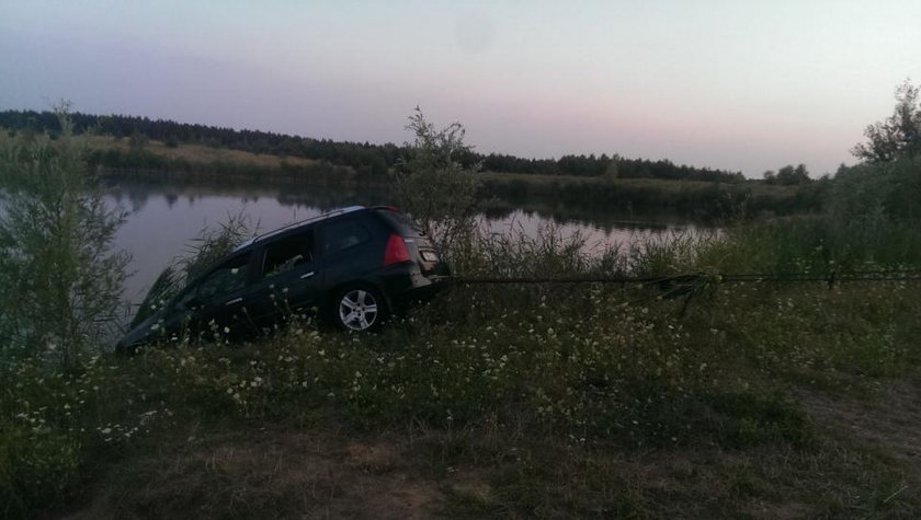 Samochód wjechał do jeziora w Owińskach