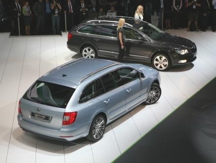 Skoda superb kombi z każdej strony