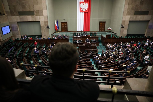 Za odrzuceniem uchwały Senatu głosowało w piątek 224 posłów, przeciw było 222, wstrzymało się 2 posłów.