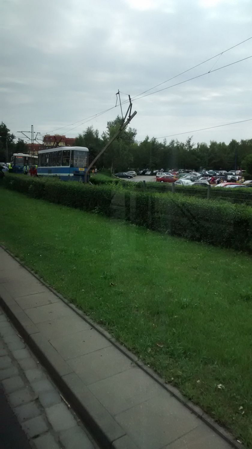 Wykolejenie tramwaju na Żmigrodzkiej we Wrocławiu