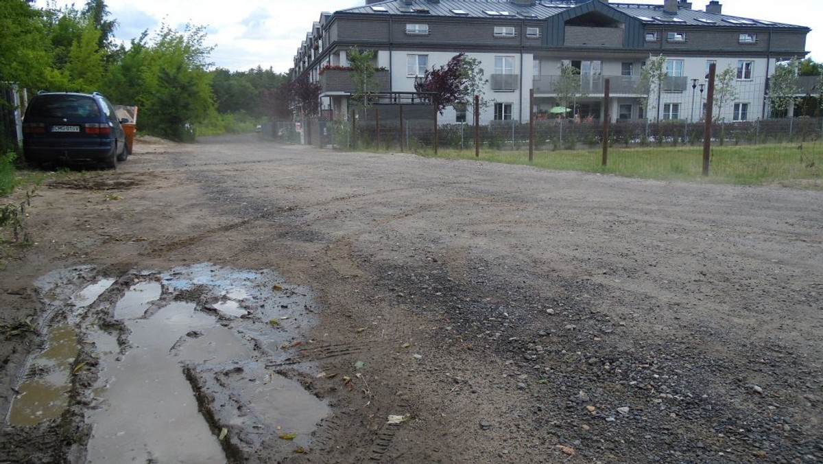 Jesienią 2010 roku przy ul. Drewlańskiej na poznańskich Naramowicach oddano użytku nowoczesny budynek mieszkaniowy dla osób starszych. Seniorzy od pięciu lat nie mogą doczekać się porządnej drogi. Po każdych intensywnych opadach muszą dochodzić do swoich domów w ogromnych kałużach i błocie.