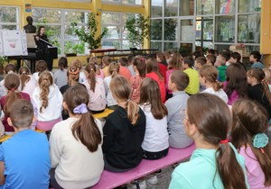 Slabovida Tijana Simić održala je predavanje o inkluzivnoj nastavi za najmalđe učenike u dve osnovne škole