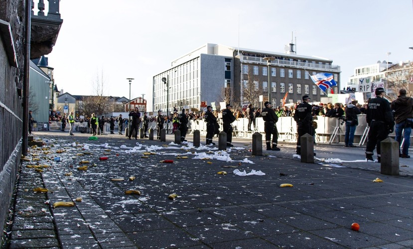 TŁUM DOMAGAŁ SIĘ DYMISJI PREMIERA. Tysiące osób na ulicach Reykjavíku