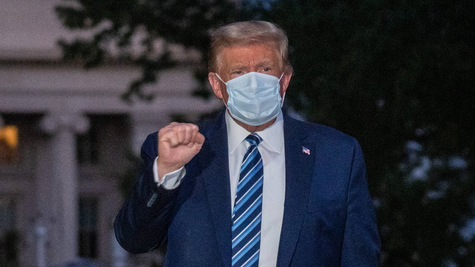 Waszyngton, 5 października 2020 r. Donald Trump wrócił do Białego Domu po kilku dniach spędzonych w Narodowym Wojskowym Centrum Medycznym w związku z zarażeniem COVID-19
