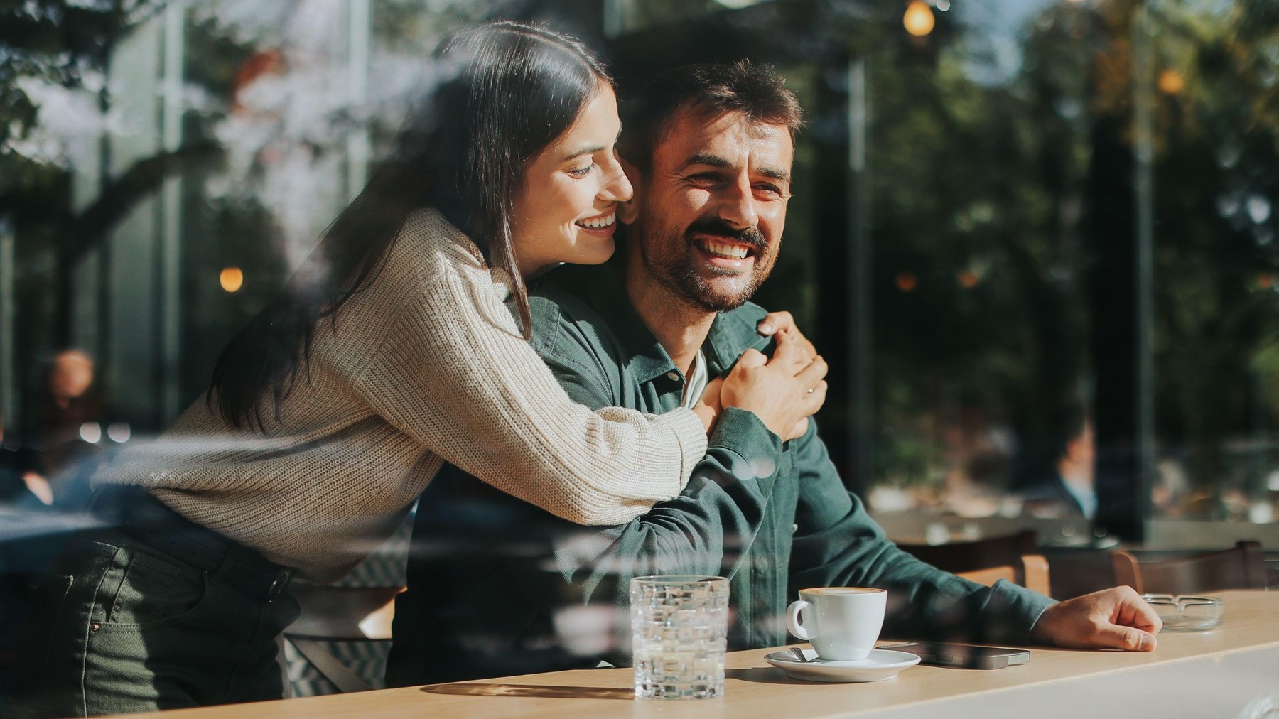 Nemusí ísť o samotný fyzický kontakt, aby už medzi kolegami bol románik. Ilustračné foto