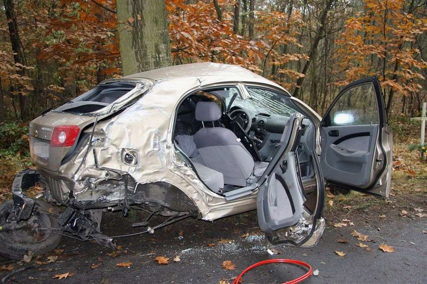 Zdjęcia. Tragiczny wypadek chevroleta