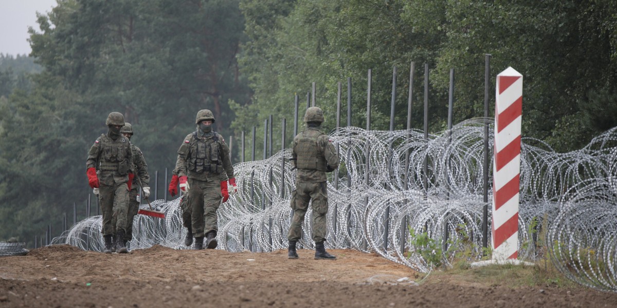 Wybudowany płot z drutu kolczastego nie wystarczy. Polska wybuduje większą zaporę na granicy z Białorusią. Przy okazji powstanie do tego specjalny zespół oraz pełnomocnik.