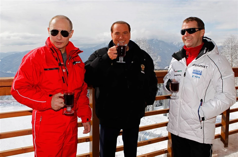 Vladimir Putin, Silvio Berluskoni i Dmitrij Medvedev u Sočiju 2014.