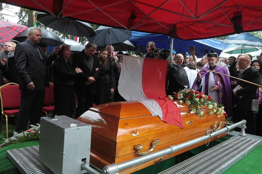Ból żony Leppera, łzy rodziny. Zdjęcia z pogrzebu lidera Samoobrony