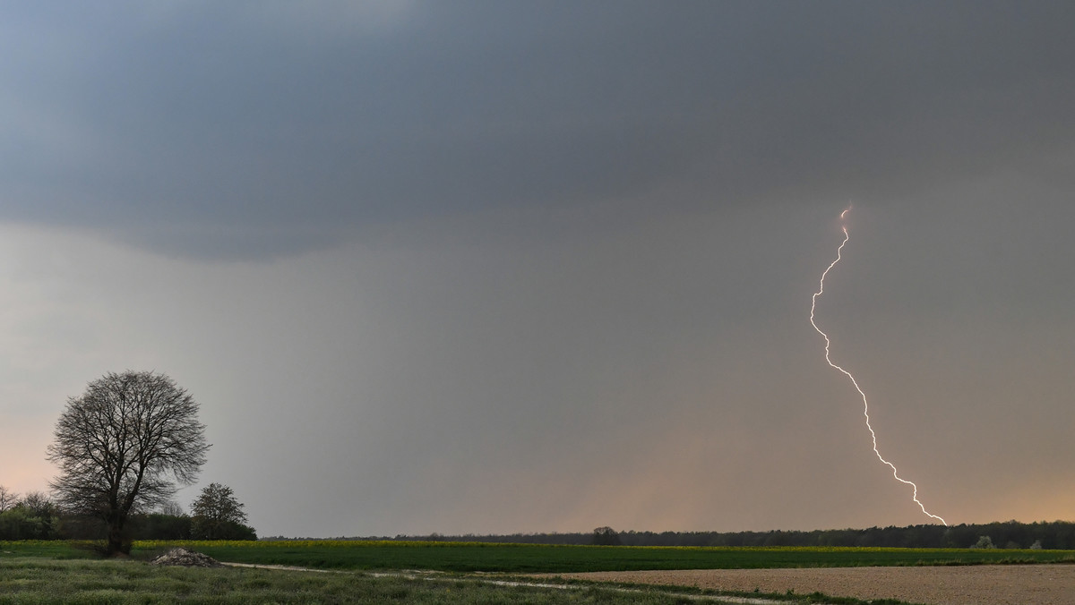 W dziesięciu województwach mogą występować burze z opadami deszczu, miejscami gradu oraz z porywami wiatru - ostrzegł dziś Instytut Meteorologii i Gospodarki Wodnej.