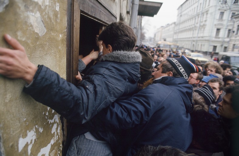 Kolejka do sklepu monopolowego w Moskwie, 1990 r.