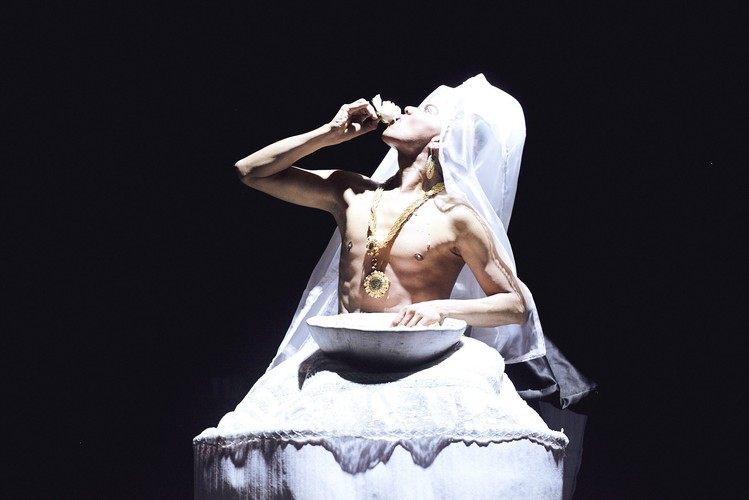 <strong>Lucas Avendano</strong>
<br></br>
Nietypowym doświadczeniem był spektakl „Requiem dla Alcaraván” Lukasa Avendaño, barwny kalejdoskop obrzędów związanych z trzecią płcią z kultury Indian Zapoteków połączony z latynoską muzyką. Avendaño wykreował niezwykły nastrój, a zaskoczył publiczność m.in. zaproszeniem dwóch widzów do aktywnego udziału w performansie.
<br></br>
fot. Mateusz Bral