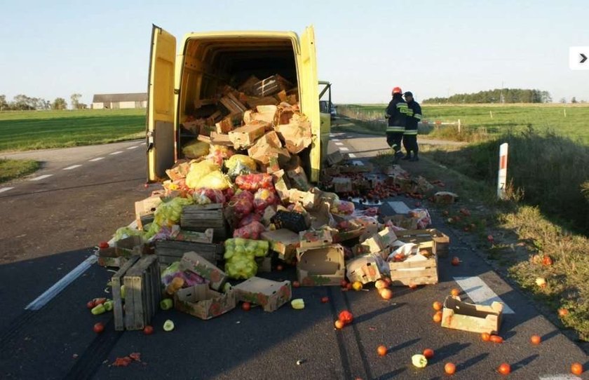 Ale wypadek! Droga pełna pomidorów! FOTO