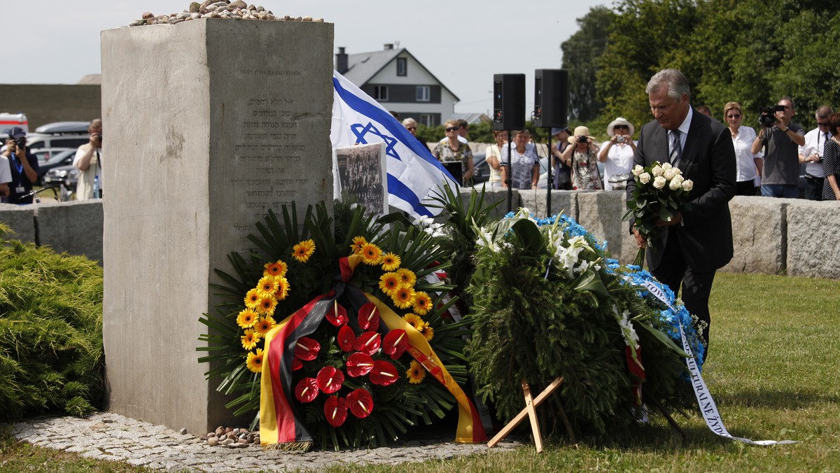 W niedzielnych obchodach 70. rocznicy mordu Żydów w Jedwabnem (Podlaskie) nie uczestniczyły ani władze miasta ani jego mieszkańcy. - Ich sytuacja jest trudna; czują się oskarżeni o zbrodnię, której dokonali przodkowie - wyjaśnił obecny na uroczystości ks. Adam Boniecki.