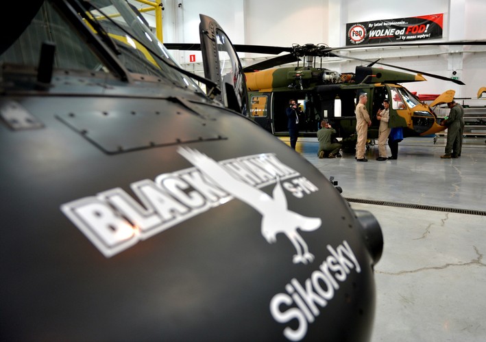 W ubiegłym tygodniu rząd uznał za bezcelowe dalsze rozmowy offsetowe związane z ewentualnym zakupem wskazanych w przetargu do finalnych negocjacji śmigłowców H225M Caracal firmy Airbus Helicopters. Przed wizytą w Mielcu premier w poniedziałek odwiedziła zakłady PZL-Świdnik, które startowały w przetargu ze śmigłowcem AW149.