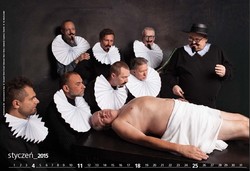 Mann robi sekcję zwłok, Jethon wiedzie na barykady. Radiowcy z "Trójki" w kalendarzu. ZDJĘCIA